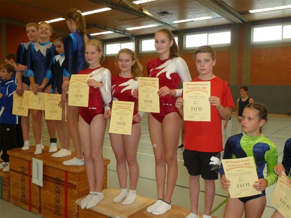 tl_files/TSV-Dielmissen/Bilder/2012/Trampolin Bezirksmeisterschaften in Neustadt am 30.09.2012/Bezirksmannschaftsmeisterrschaften in Neustadt Siegerehrung 2.jpg